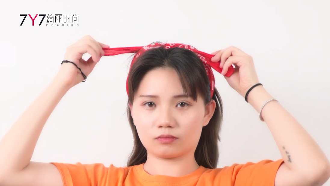 丝巾怎么打结的视频 1533899108540464.png