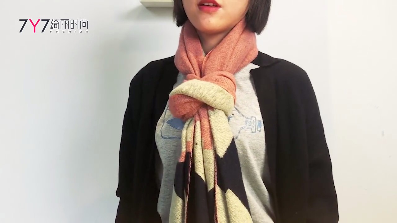 围巾的各种系法视频 1542279391808872.jpg